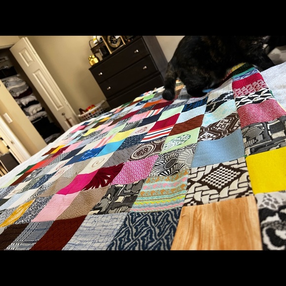 ****SOLD****Grandma’s Supreme Quilt! 👵🏽 🪡👒🧳🧵 (kitty not for sale) - Picture 5 of 9